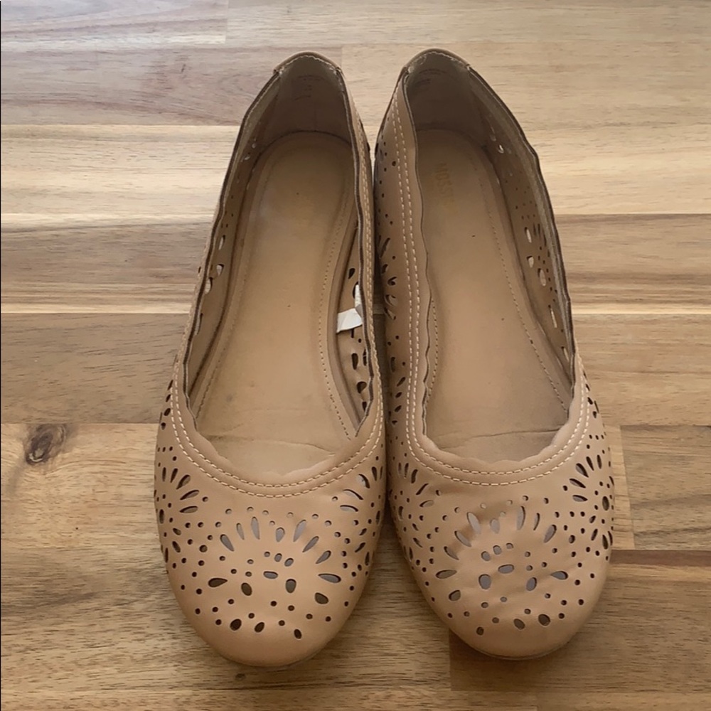Mossimo supply tan/nude cutout design ballet flat
